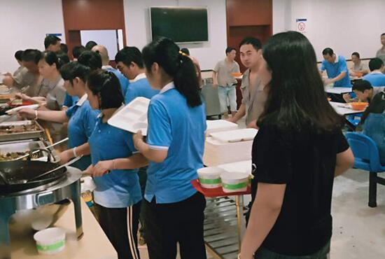 食堂承包公司不榨取员工伙食费靠什么赚钱？