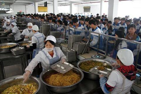 学校食堂承包这个近乎被垄断的赚钱生意，如今却“开不下去”？