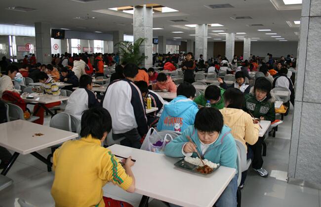 回顾多起学生打砸学校食堂事件,校园还有多少黑心食堂