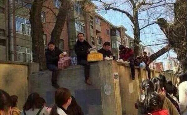 外卖人员爬墙送餐
