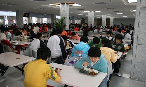 广东三部门联合发文严禁学校食堂分包转包，每餐须有校方人员陪餐